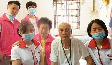 一家依联合越秀区东山街德安社区助93岁独居老人改善居住环境！